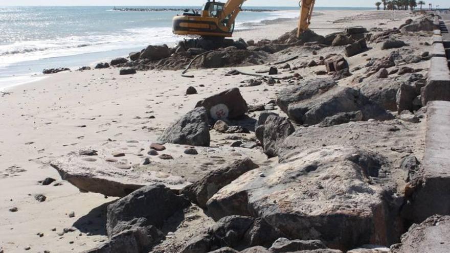 Comienza la limpieza en la playa del Pla de la Torre en Almassora