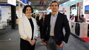 La directora de Patrizia Infrastructures, Phoebe Smith, y el director de inversiones de Patrizia Infrastructures, José Artiles, en el Smart City Expo World Congress de 2022.