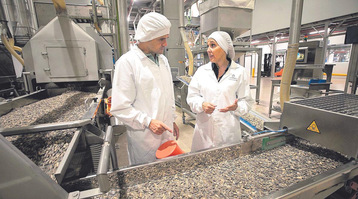 Teresa Cercós, directora de Operaciones del Grupo Importaco, y José Luis Andrés, director de la planta, en la fábrica de la empresa en Parc Sagunt