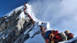 Imagen de archivo de una aglomeración de alpinistas ascendiendo al Everest.