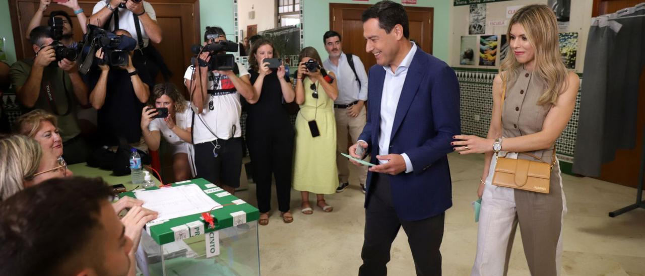 El presidente de la Junta y candidato popular, Juanma Moreno, ejerció ayer su derecho a voto en Málaga capital. | ÁLEX ZEA