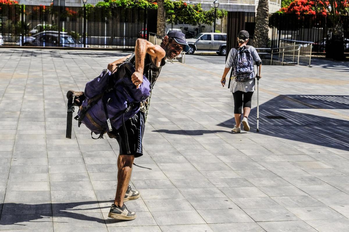 Andrés Urbano y Arancha Lago salen de Cáritas, donde fueron a recoger una bolsa de comida y ropa.