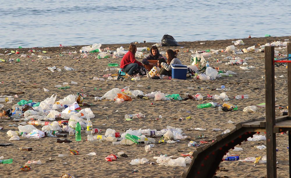 Así amanecen las playas malagueñas después de la noche de San Juan