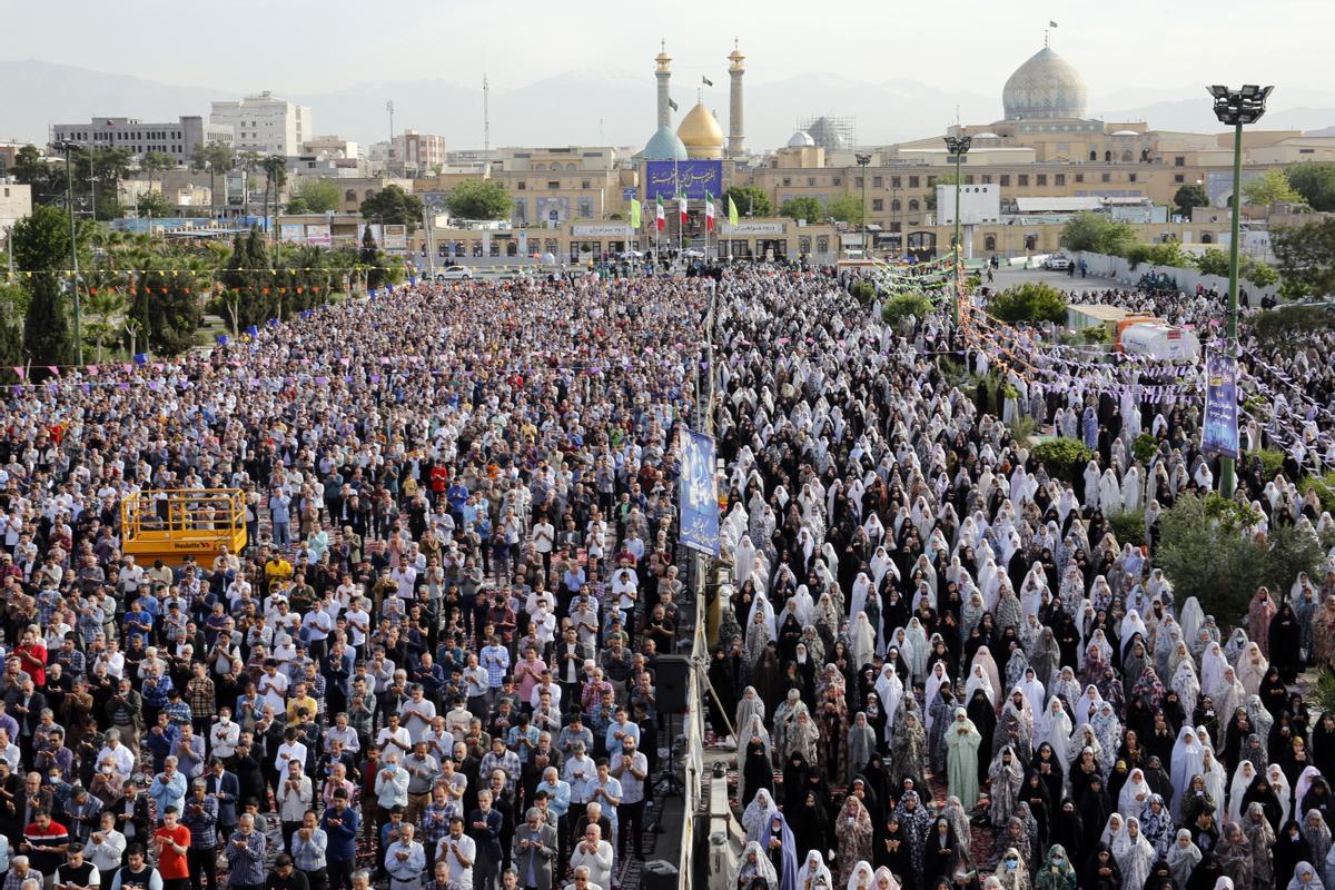 Los musulmanes celebran el fin del Ramadán. Fiesta del Eid al-Fitr en el santuario de Abdol-Azim, en Teherán (Irán).