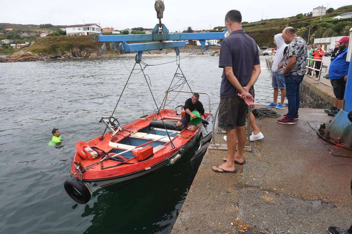 Un fallecido y dos rescatados tras volcar un bote en Suevos