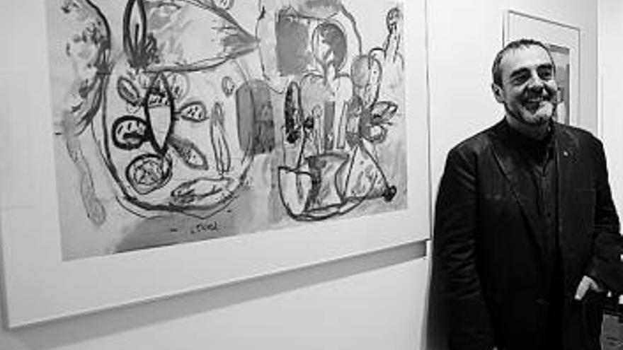 El artista Carlos Piñel en la galería donde expone.