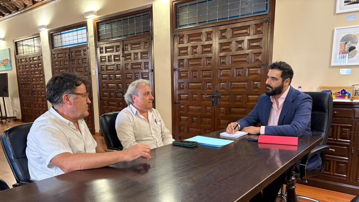 Plasencia Con Vida aborda con el alcalde la avenida Martín Palomino, el tren y el futuro Consorcio de Patrimonio