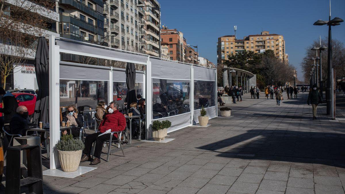 Clientes en una terraza de la ciudad.