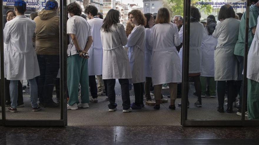 Profesionales sanitarios, a las puertas del hospital de Ourense. |   // BRAIS LORENZO