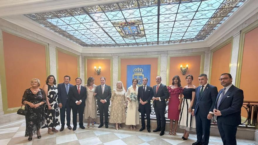 Boda por todo lo alto en el Ayuntamiento de Oviedo: el concejal Nacho Cuesta se casa con la arquitecta Carola Zárate Echeverría