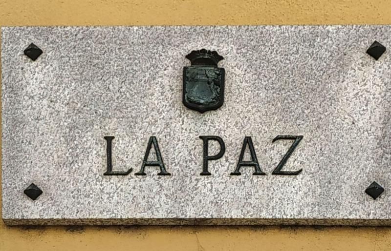 Placa de granito en la calle La Paz