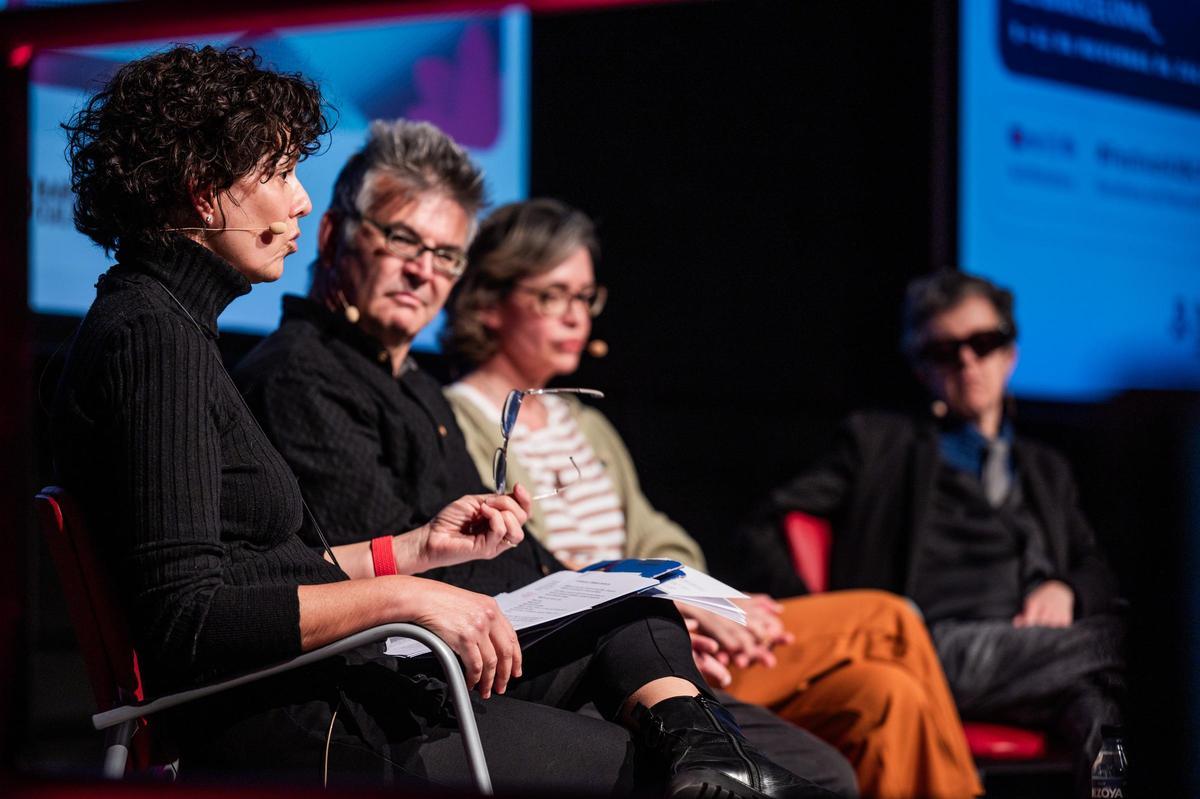 Tannia R. Tamayo, Manuel Moreno, M. J. Bausà y Lola Robles en el debate sobre ciencia ficción e IA en el Festival 42