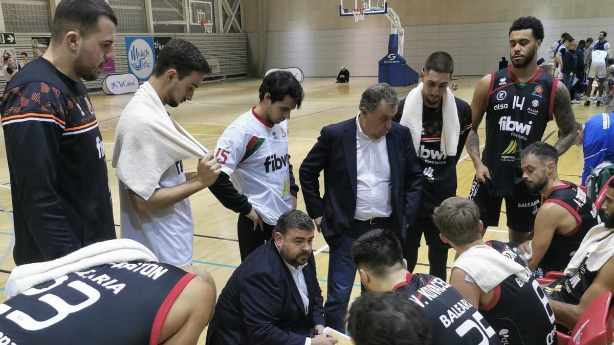 Pau Tomàs da instrucciones a sus jugadores en un tiempo muerto.