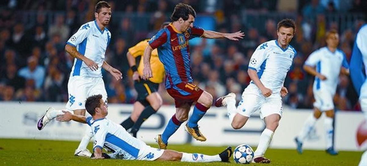 Messi s’escapa de tres rivals en el partit d’ahir al Camp Nou.
