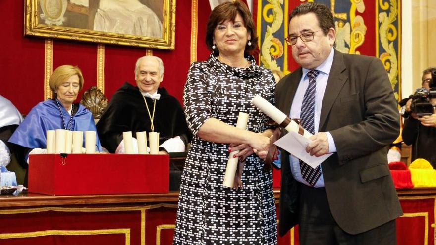 La madre de Carlos Gómez-Aleixandre posa con el premio fin de grado.