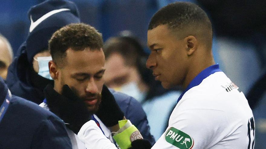 Neymar, consolado por Mbappé tras caer lesionado en la Copa francesa.