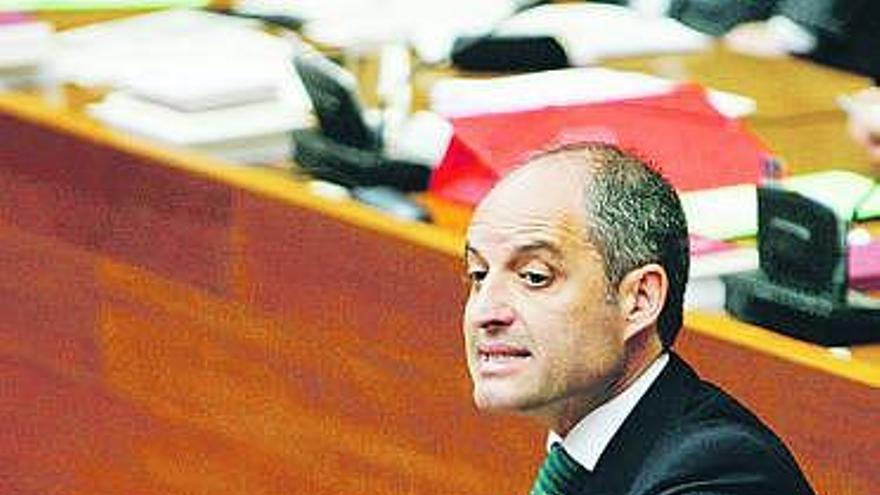 El presidente valenciano, Francisco Camps, ayer, en el Parlamento regional.