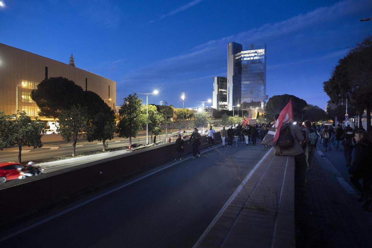 Los profesores cortan la ronda litoral en la jornada de huelga de docentes Los profesores cortan la ronda litoral en la jornada de huelga de docentes