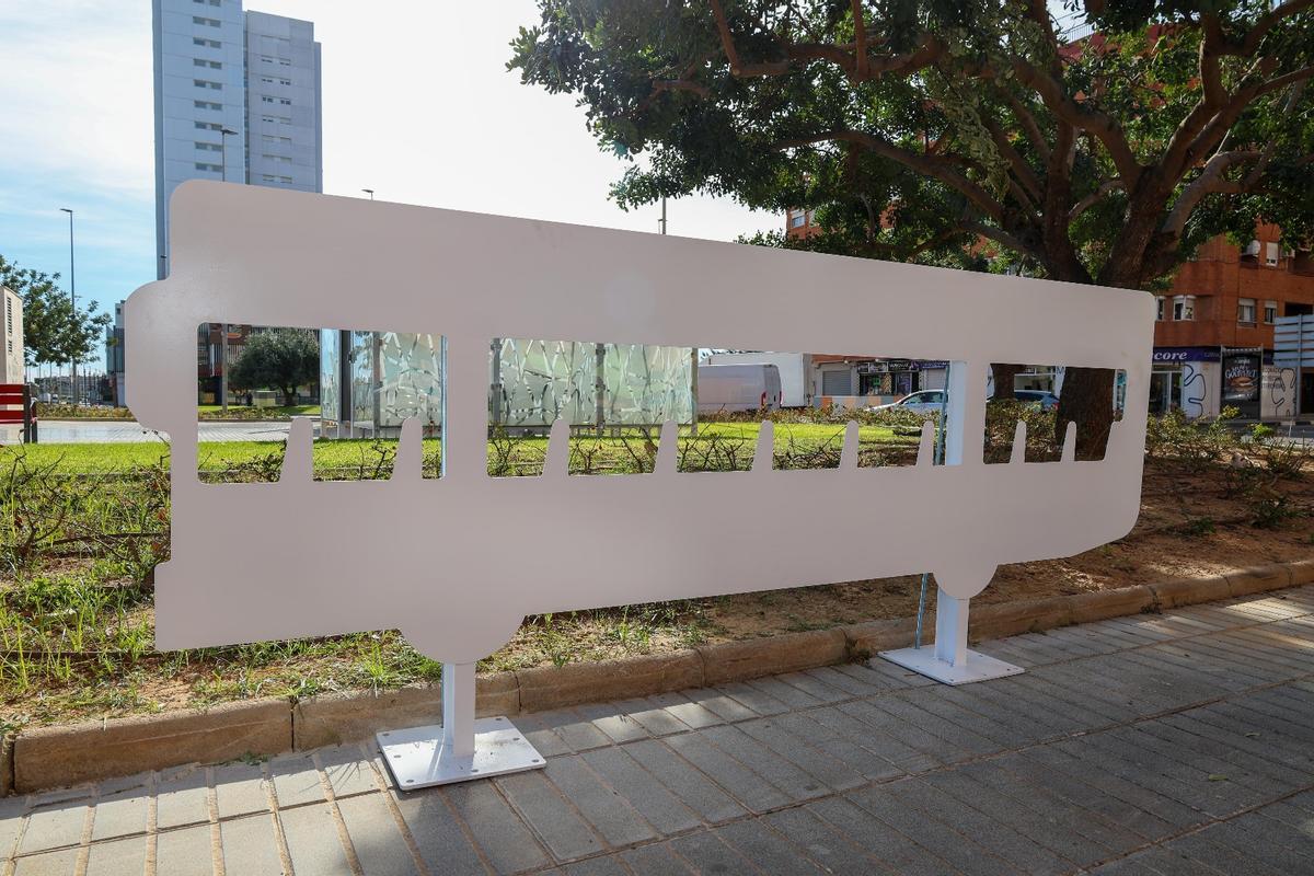 Escultura de un autobús blanco en Torrent.