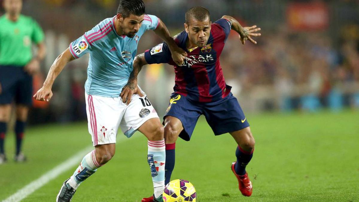 Alves defensant Nolito. | TONI ALBIR/EFE