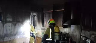 La Policía Local rescata a un hombre en el incendio de su piso en Sax