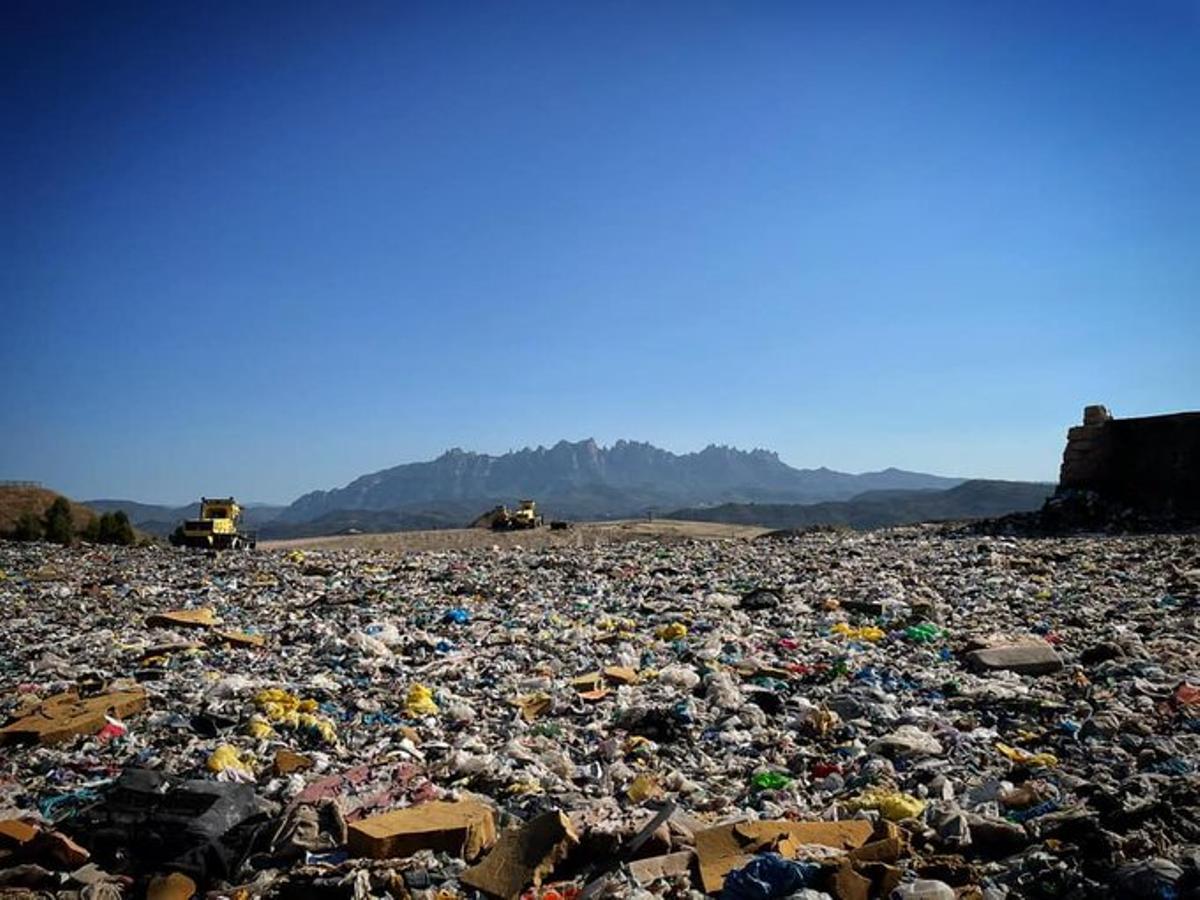 Màquines treballant al dipòsit de l'abocador on van a parar les deixalles no reciclades