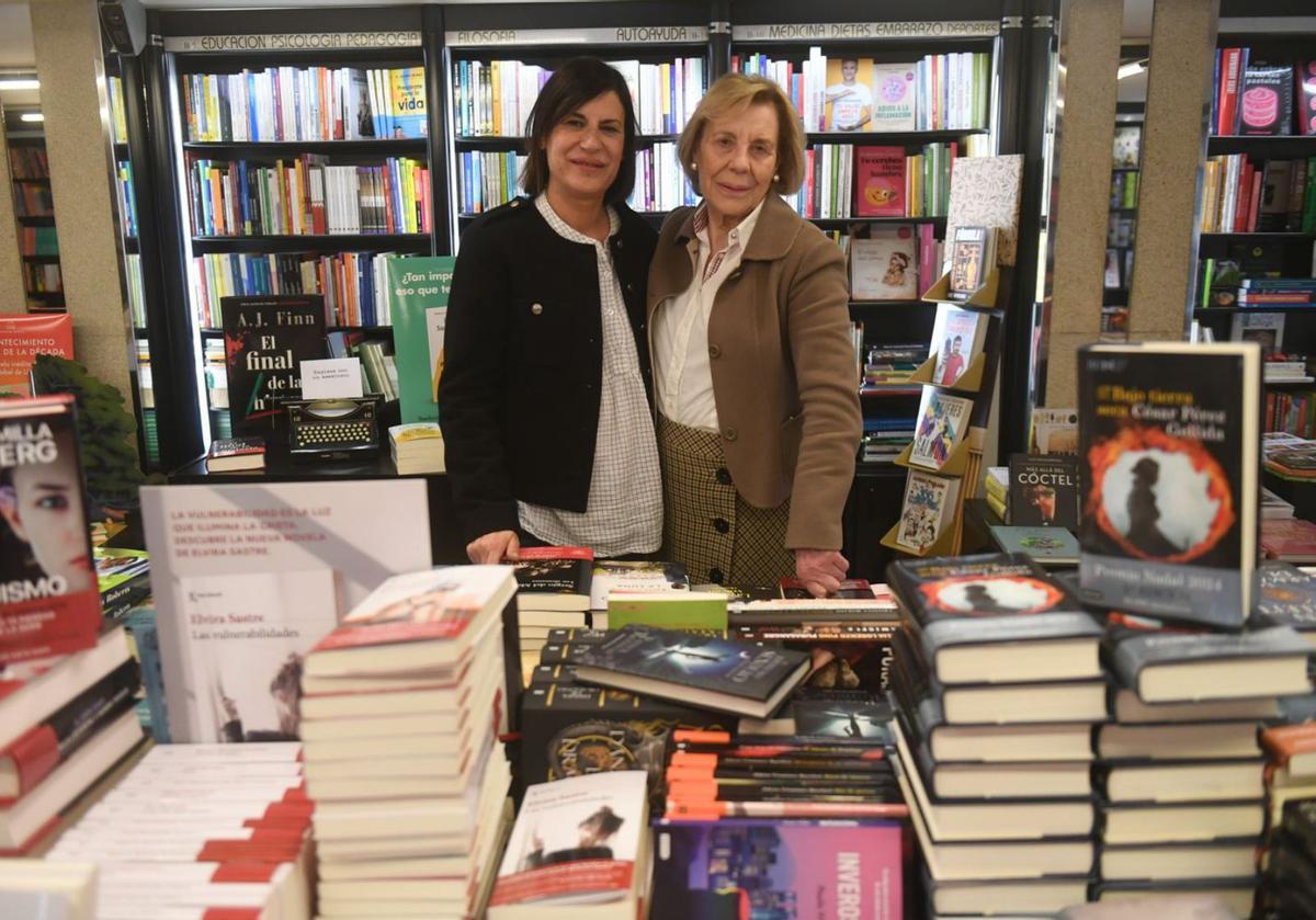 Sandra Couceiro y Consuelo López, en la librería Couceiro.   | // CARLOS PARDELLAS