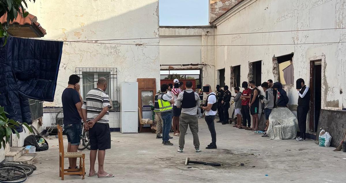 Durante el registro de la nave, la Policía Nacional identificó a más de una veintena de personas que se encontraban en ella