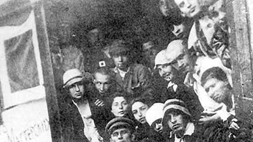 I Asemblea de profesores e alumnos de Artes de Todas as Rusias. Malevich, no centro. Moscú, 1920