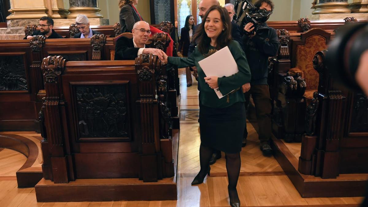 Jorquera y Rey estrechan sus manos antes de comenzar el pleno extraordinario celebrado este 30 de diciembre de 2025 para aprobar los presupuestos municipales de A Coruña para 2026.