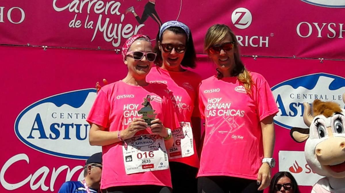 Una marea de 16.000 mujeres tiñe València de rosa