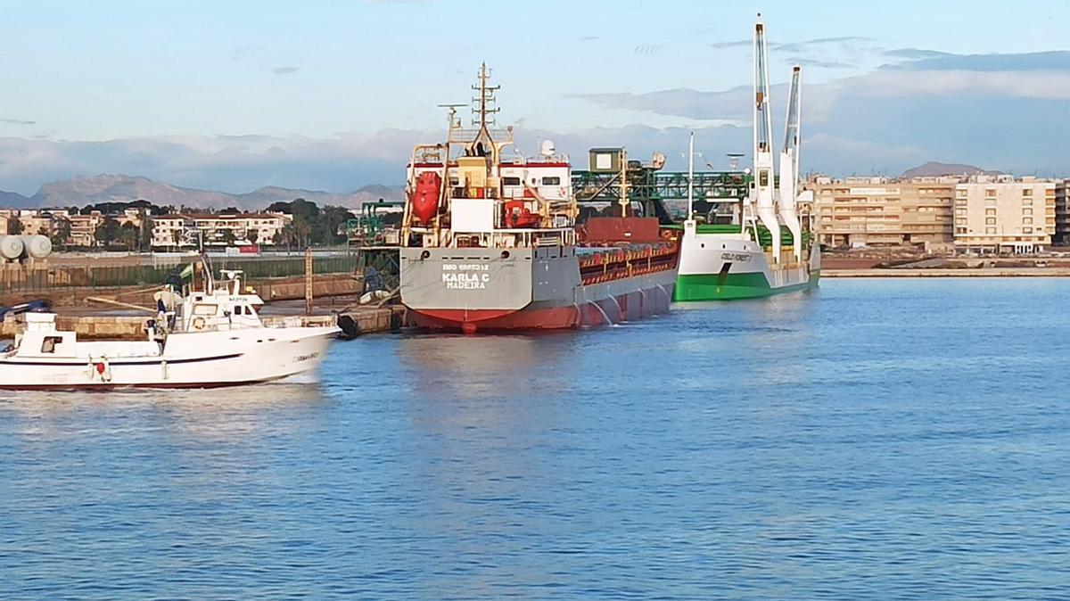 Los mercantes con bandera portuguesa y noruega, atracados en el puerto de Torrevieja, con destino a Reino Unido y Noruega que han cargado esta semana unas diez mil toneladas de sal