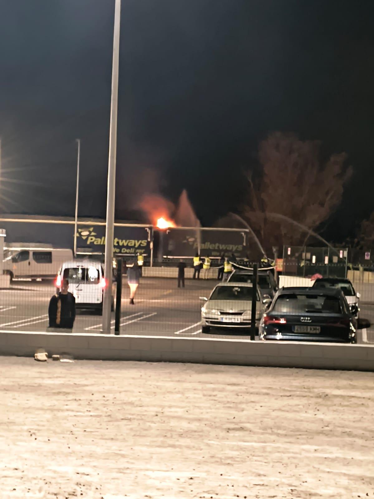 Un camión ardió accidentalmente en el centro logístico de Antequera.