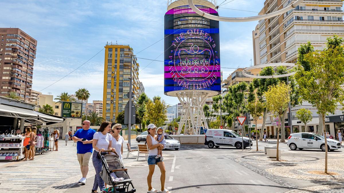 El tecnohito de Benidorm con la felicitación a la Reina Isabel II.