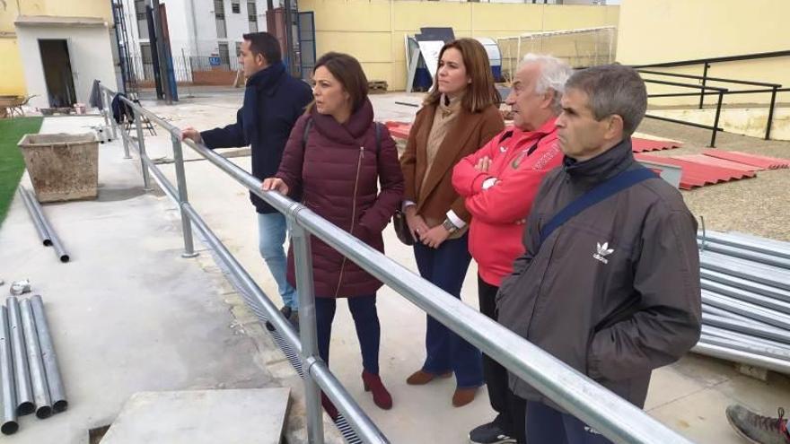 El PSOE visita la obra de instalación de césped artificial en el campo de fútbol de la calle Marbella