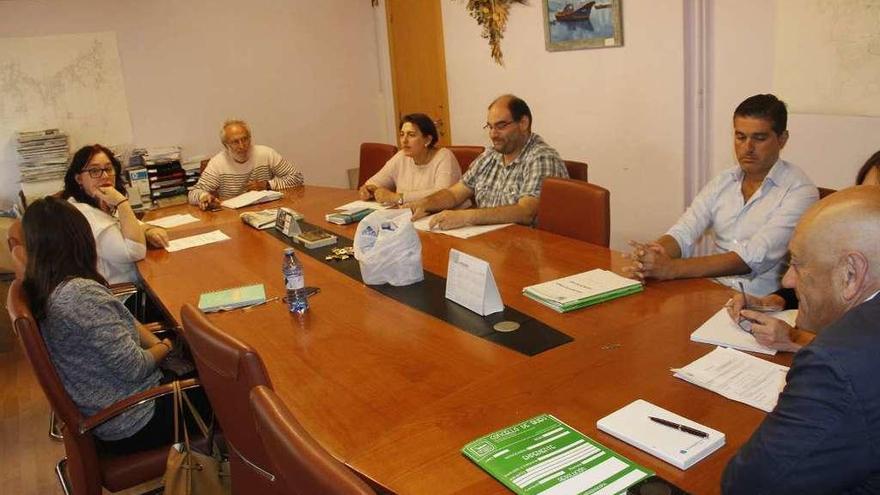Una reunión de la comisión informativa de Facenda en Bueu. // Santos Álvarez