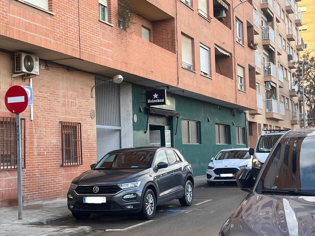 El local de ocio ocupa todo el bajo de un bloque residencial