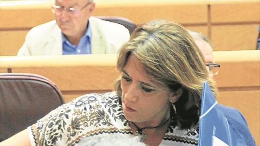 Sánchez sostiene a Delgado pese a la presión