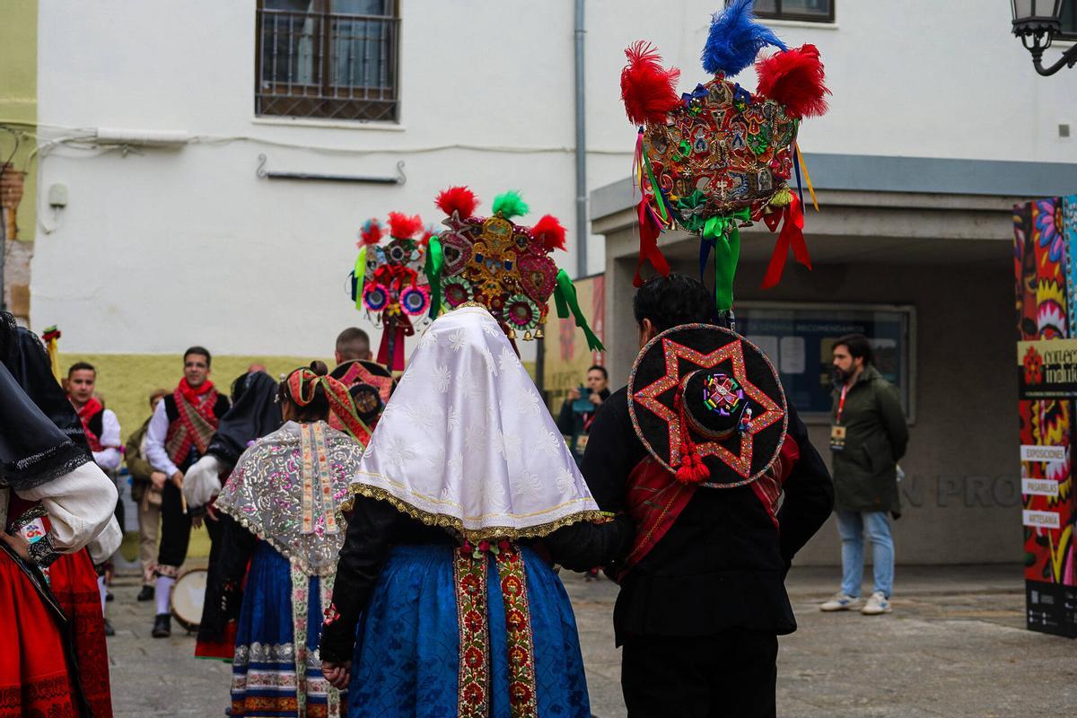 Desfile de indumentaria tradicional