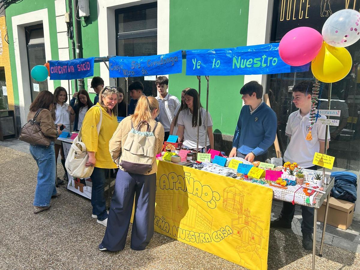 El puesto del proyecto "Los apañaos" del Colegio Nuestra Señora de Covadonga de Noreña.