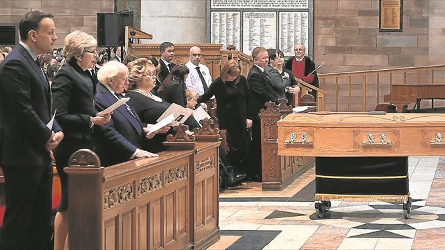 Unidad política en el funeral por la periodista muerta en el Ulster