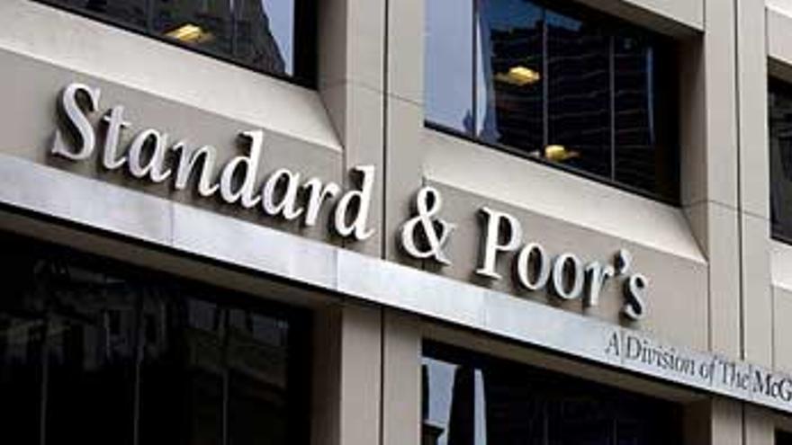 Standard &amp; Poor&#039;s rebaja la solvencia de España