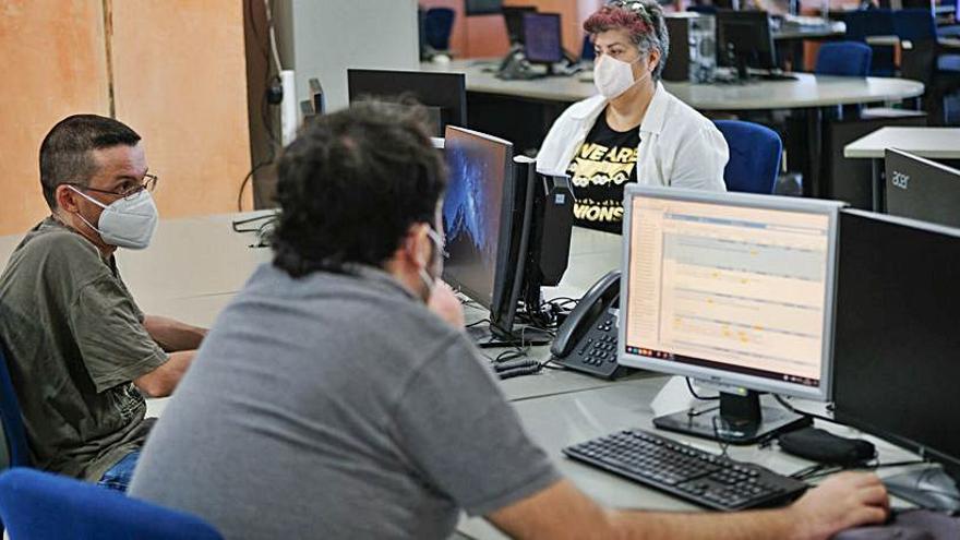 Ayoze García, Diego Rodríguez (de espaldas) y Eva de Léon.