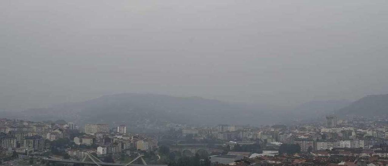 El fuego calcina 100 hectáreas en Ourense |  El ayuntamiento ourensano de Melón vuelve a ser noticia este año por el fuego, como ya había ocurrido en abril y en mayo. Un incendio, originado en la parroquia de Quins, acabó por afectar por su extensión al vecino concello de Carballeda de Avia cuando las llamas avanzaron. El incendio comenzó a las 23.00 horas del domingo y a última hora de ayer ya había calcinado un centenar de hectáreas, según los últimos datos provisionales difundidos por la Xunta.