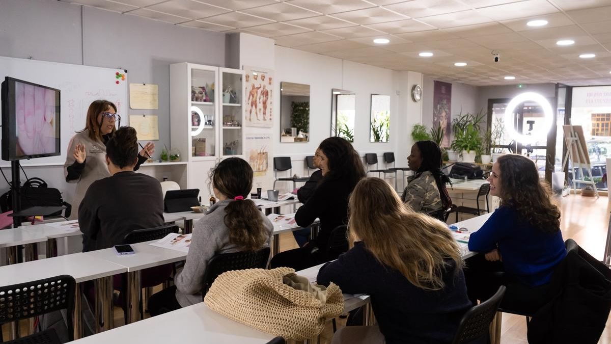 Curso de iniciación a la manicura, pedicura y lifting de pestañas.