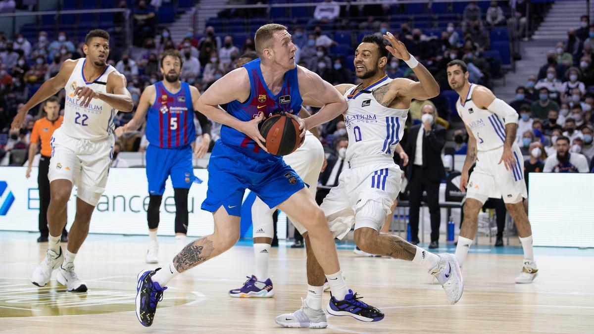 Smits, ante William-Gross en una acción del Real Madrid - Barcelona.