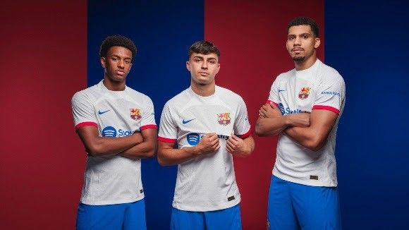 Alejandro Balde, Pedri y Ronald Araujo posan con la segunda equipación del FC Barcelona para la temporada 23-24