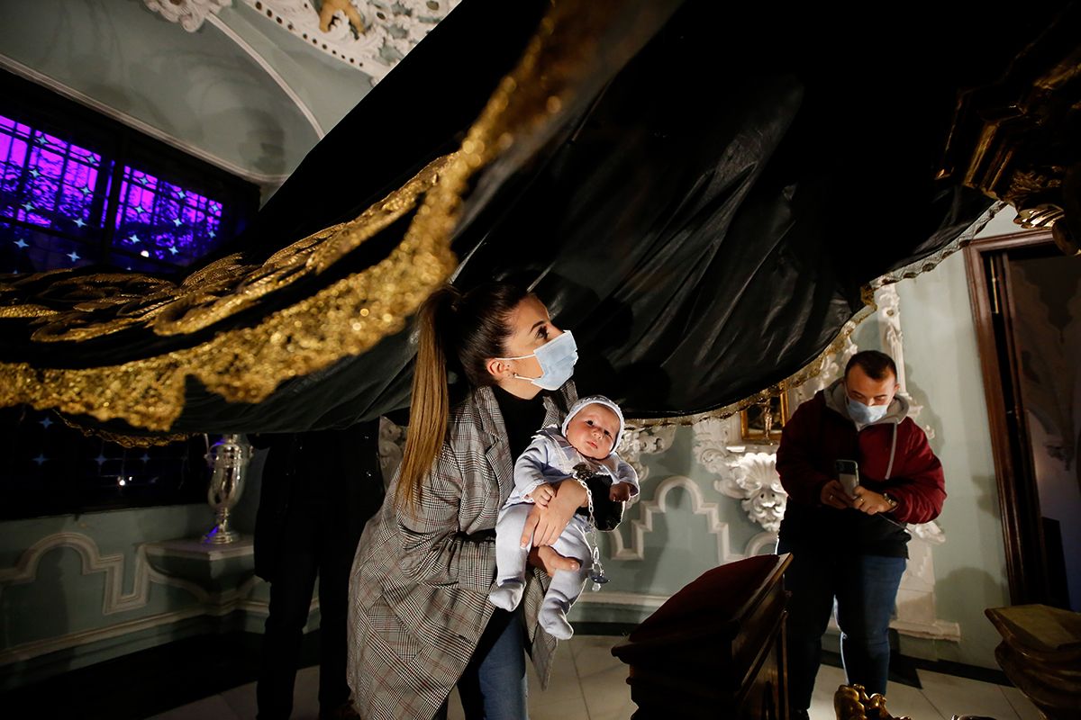 Bajo el manto de la Virgen de los Dolores