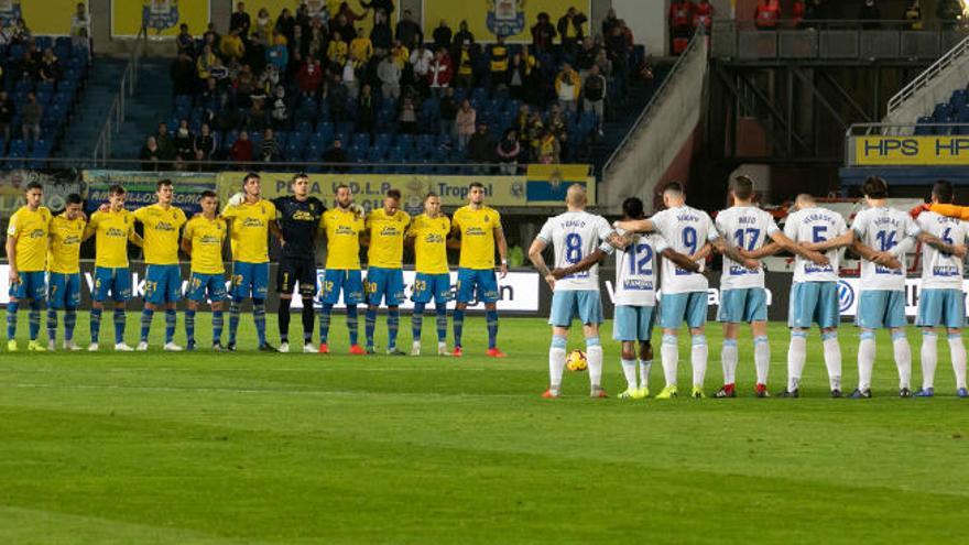 Los futbolistas de la UD Las Palmas y del Real Zaragoza guardan un minuto de silencio en el último partido en el Estadio de Gran Canaria.