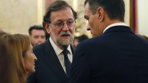 Imagen de archivo (10/05/2019) del presidente del Gobierno en funciones, Pedro Sánchez (d) con la entonces presidenta del Congreso, Ana Pastor y el expresidente del Gobierno Mariano Rajoy. EFE/J.P. Gandúl